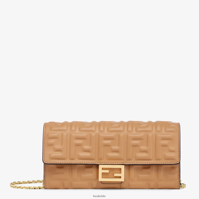 cartera baguette continental con cadena de napa mujer Fendi accesorios beige J04T4L1561 J04T4L1561 Fendi Chile artesania de calidad Carteras Fendi Chile ofrece savoir faire e innovacion